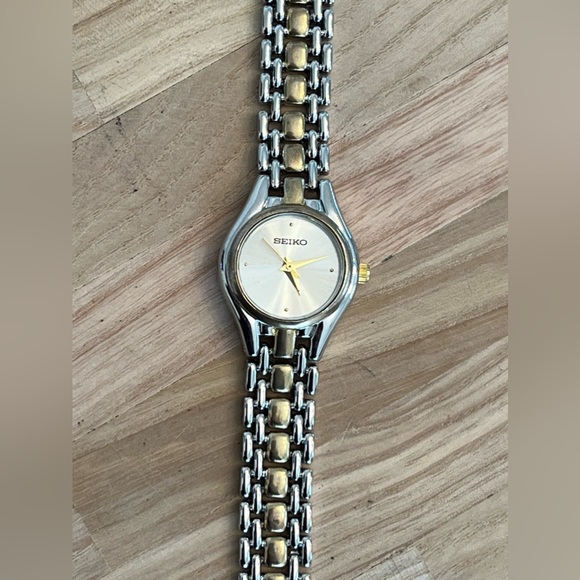 Seiko Ladies Watch Vintage Two Tone Beaded Look Bracelet Silver Round Dial - Picture 3 of 12